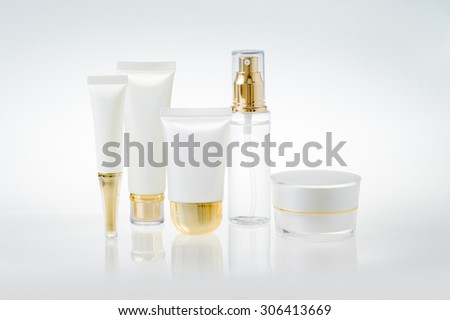 Set of cosmetic containers