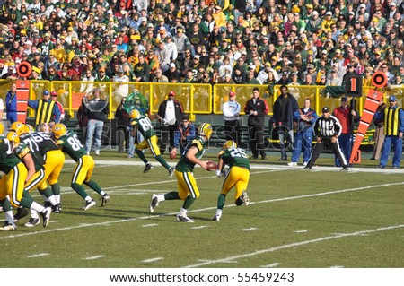GREEN BAY, WI - NOVEMBER 22 : Green Bay Packers quarterback Aaron Rodgers fakes a hand-off to Ryan Grant in game at Lambeau Field against the San Francisco 49ers on November 22, 2009 in Green Bay, WI