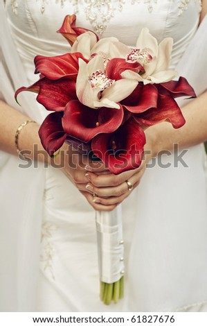 wedding bouquet at bride\'s hands
