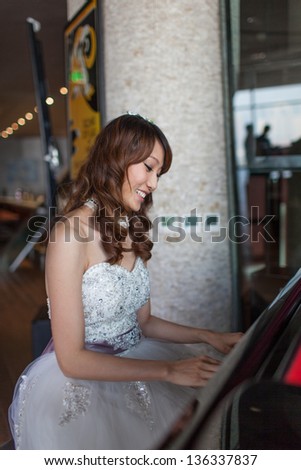 bride is playing piano, traditional Chinese wedding