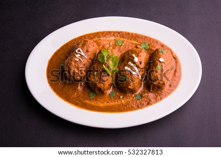 malai kofta curry - classic North Indian dish. vegetarian alternative to meatballs served with tandoori roti or indian bread and green salad, selective focus