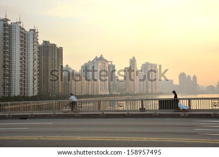 In the evening the Guangzhou Pearl River cross-strait landscape