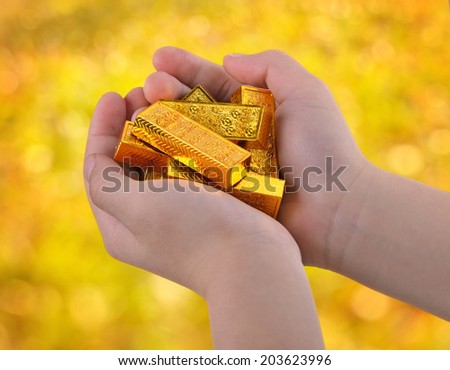 Gold ingots in the child\'s hand.