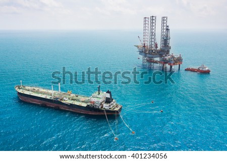 Oil tanker and oil rig in the gulf