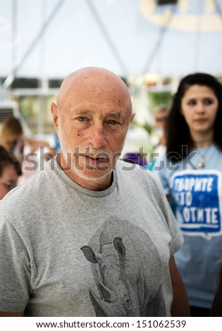 MOSCOW - AUGUST 22: Well-known children\'s writer and poet Grigory Oster at a meeting with his readers in the park Muzeon. On August 22, 2013 in Moscow, Russia.