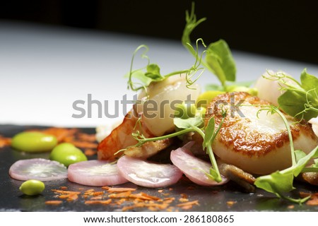 Piglet sauteed with scallops and prawns.