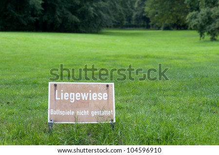 Lawn with a sign in a parking ban