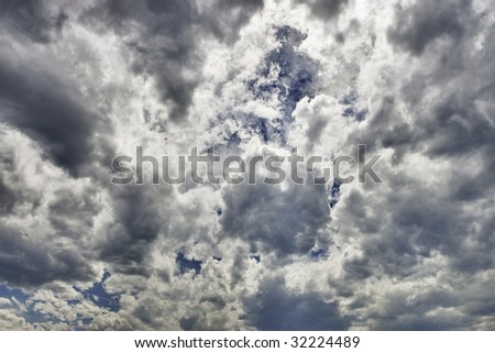 High dynamic range capture of cloud formations