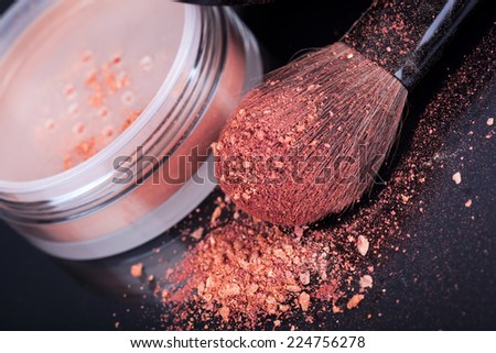 Face foundation powder product with crumbled texture