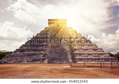 El Castillo (The Kukulkan Temple) of Chichen Itza, mayan pyramid in Yucatan, Mexico.  It\'s  one of the new 7 wonders of the world.