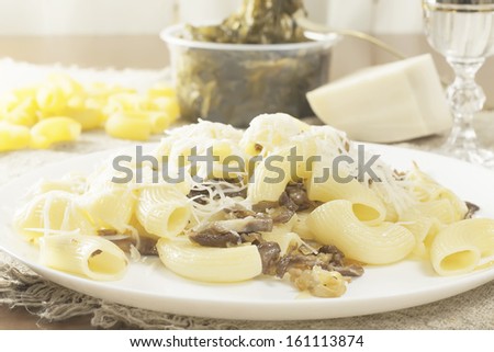 boiled pasta with chicken gizzards and cheese