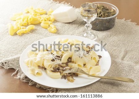 boiled pasta with chicken gizzards and cheese