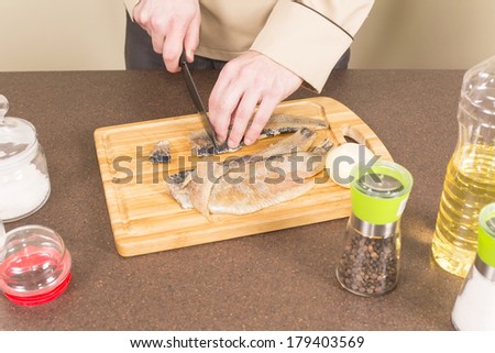 Cook ceramic knife cuts herring fillets