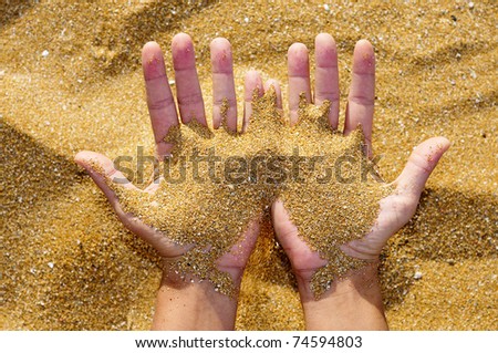 someone missing sand between his fingers