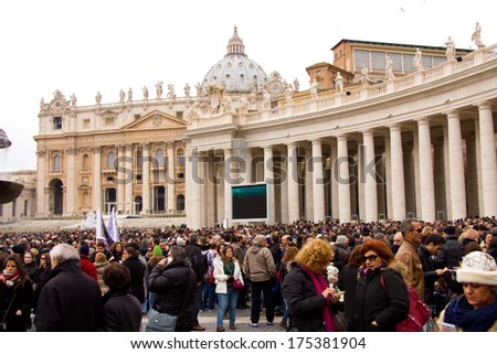 LONDON - JANUARY 26TH: Unidentified people gather in st peters square to see the pope on the 26th of january in Rome, Italy. The pope makes an appearance every sunday at 12 noon.