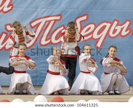 PODOLSK, RUSSIA - MAY 9: Unidentified artists of ensemble of culture dance Dubrovitsy dancing at event dedicated to Victory Day in WWII on May 9, 2012 in Podolsk, Russia