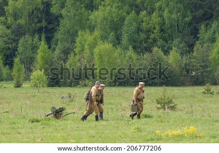 RUSSIA, CHERNOGOLOVKA - MAY 17: Unidentified soldiers with Maxim machine gun walk on field  in military uniform on History reenactment of battle of Civil War in 1914-1919 on May 17, 2014, Russia