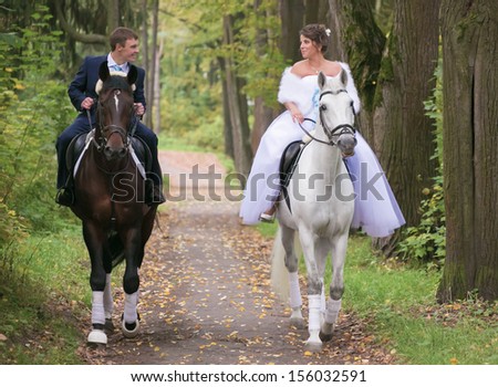The man and the woman go on horses on park