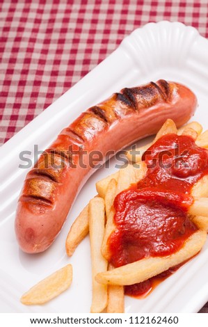 Smoked polish sausage with chips and ketchup