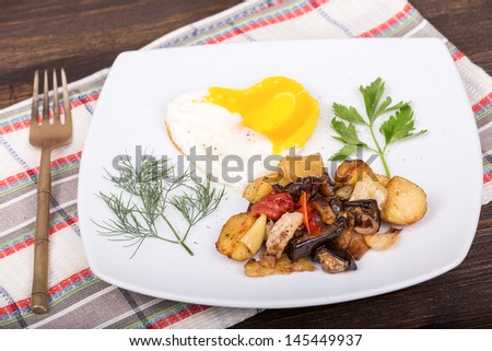 Fried vegetables and fried eggs in the shape of heart