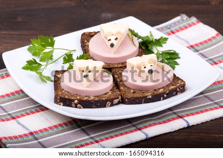 Fun food for kids - mouse with cheese on the sandwich
