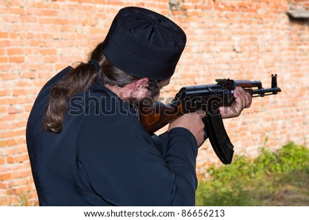 IL CORRIERE DELLA PERA - Seconda edizione - Pagina 29 Stock-photo-monk-with-kalashnikov-machine-gun-on-the-ruined-building-background-86656213