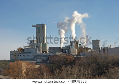 Pulp and paper mill pumping out pollution into the air.
