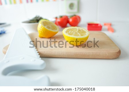 lemon cut in two parts