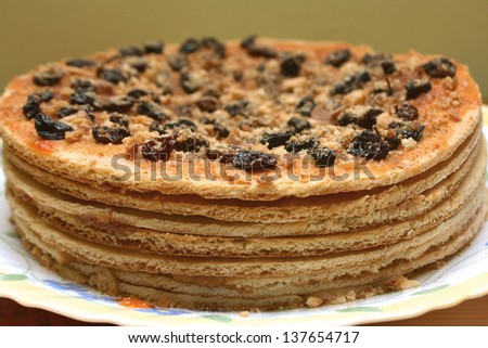 Honey cake with raisins