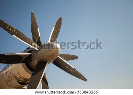 an aircraft propeller against a blue clear sky background