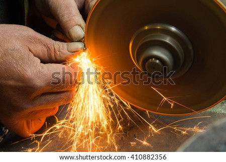 sharpening tool, sharpening chain saws, sparks, machine grinder