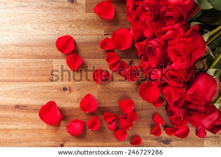 Bouquet of roses on wooden desk