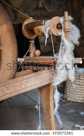 Old fashioned spinning wheel with yarn