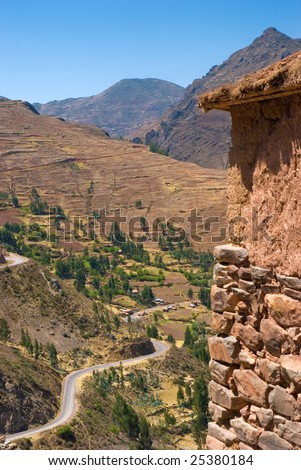 The citadel, controlled a route which connected the Inca Empire with Paucartambo, on the border of the eastern jungle