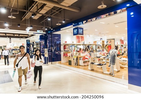 TAIPEI- TAIWAN, 14 June 2014: Taiwan has many large department stores, a lot of people will come to this holiday shopping to buy things to spend a day off, 14 June 2014 in Taipei, Taiwan