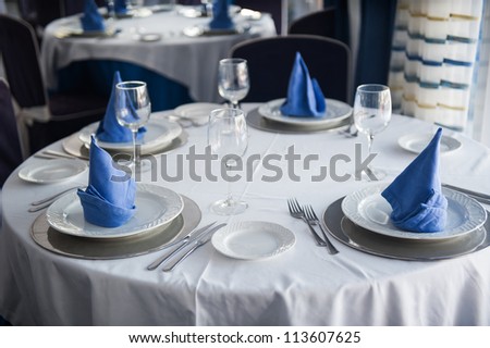 Fold round table with blue napkins in the restaurant
