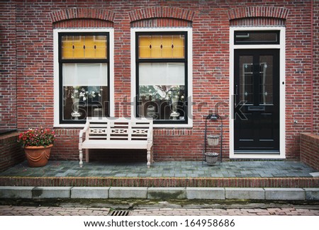Photo facade of red brick home in the city of Amsterdam.