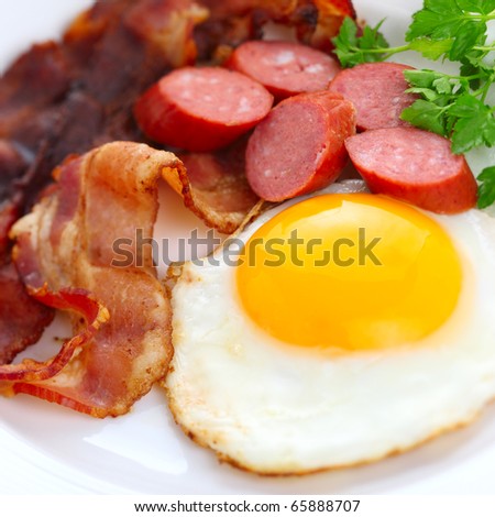 Breakfast with bacon and fried egg