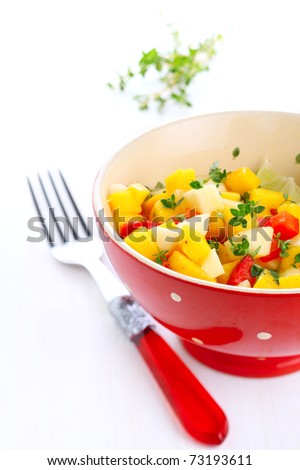 Fresh salad with mango, red pepper, apple and lemon thyme