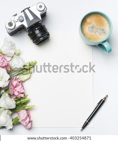 flat lay- desk with coffee and flowers