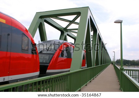 The train crosses the railway bridge.