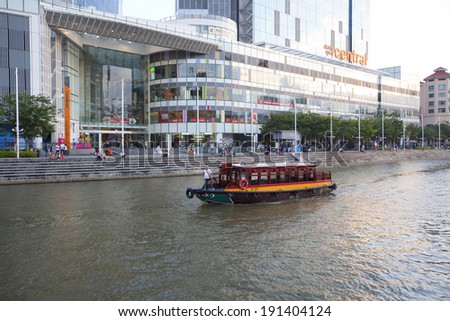 CLARKE QUAY, SINGAPORE - MARCH 26 : Tourist boat cruising the Singapore river on MARCH 26,2014 in Singapore. The Singapore River has been the centre of trade since Singapore was founded in 1819