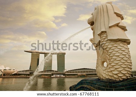 SINGAPORE - OCT 14: Merlion, Singapore\'s national symbol looking through Marina Bay at evening time on Oct 14 ,2010 in Singapore.