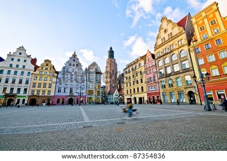 http://image.shutterstock.com/display_pic_with_logo/363925/363925,1319510868,1/stock-photo-market-square-tenements-wroclaw-poland-87354836.jpg