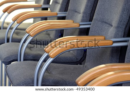 [Obrazek: stock-photo-chairs-in-a-row-49353400.jpg]