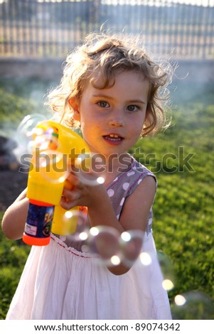 [Obrazek: stock-photo-girl-with-soap-bubbles-89074342.jpg]