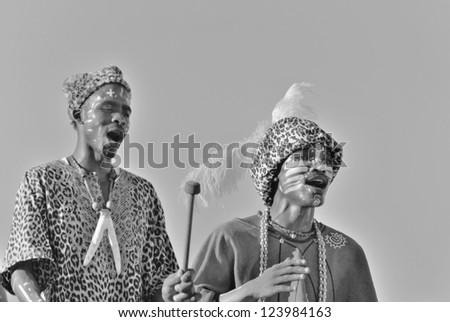 CAPE TOWN - MAY 25 : An unidentified young people wears traditional clothing, during presentation of a Zulu show on May 25, 2007 Cape Town, South Africa