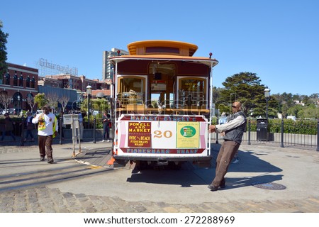 SAN FRANCISCO CA USA 04 16 2015: Operator manually turns a cable car in a right of way in San Fransisco CA USA. It is the oldest mechanical public transport in San Francisco which is in service since 1873