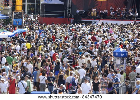 MONTREAL - JUNE 20: People dance during the open-air concert at the XXXV International Jazz Festival of Montreal on June 20, 2009 in Montreal, Canada