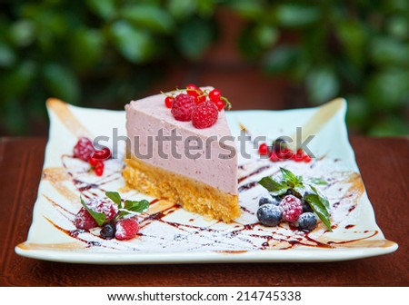 deliciouse cheese cake with berries